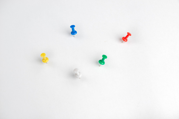 Vijf gekleurde pinnen - Foto, afbeelding