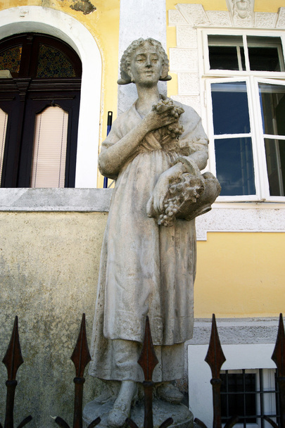 Escultura da série "Estações" em Cetinje
 - Foto, Imagem