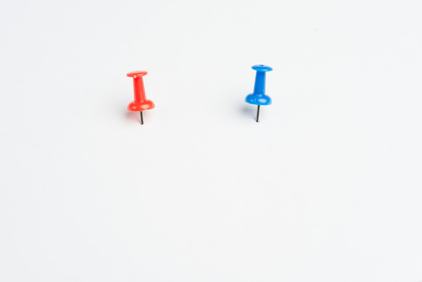 zwei farbige Pins - Foto, Bild
