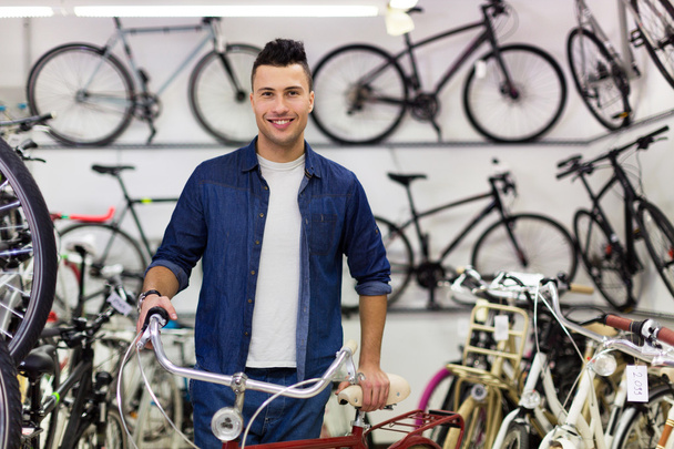 Продавец велосипедов в магазине
 - Фото, изображение