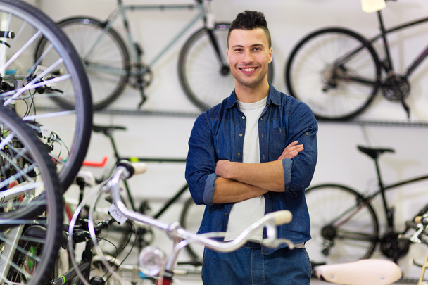 Salesman in bicycle shop - Foto, afbeelding