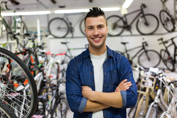 Vendedor en tienda de bicicletas
 - Foto, imagen