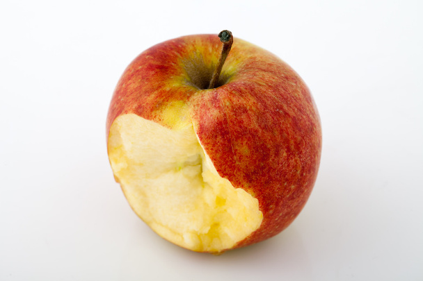 megharapott piros alma, egy fehér háttér - Fotó, kép