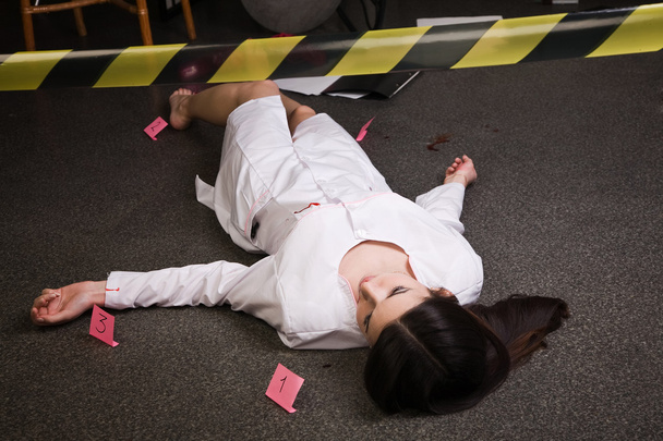 Krankenschwester auf dem Boden liegend - Foto, Bild