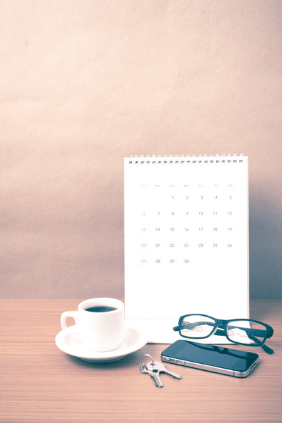 káva, telefon, brýle, kalendář a klíč - Fotografie, Obrázek