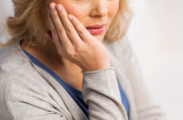 lähikuva nainen kärsii hammassärky kotona
 - Valokuva, kuva