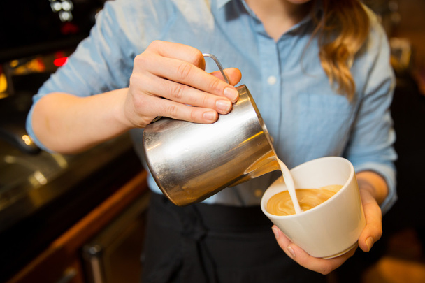ショップやカフェでコーヒーを作る女性のクローズ アップ - 写真・画像