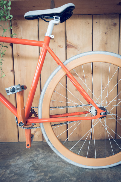 ποδήλατο στάσιμου σταθμευμένα με τοίχου από ξύλο, κοντινό πλάνο εικόνα - Φωτογραφία, εικόνα