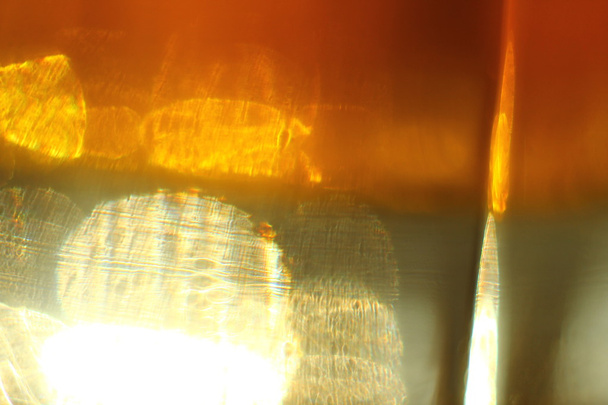 Fondo abstracto: destellos de luz, rayos y reflejos sobre fondo amarillo. Desenfoque de movimiento
. - Foto, Imagen