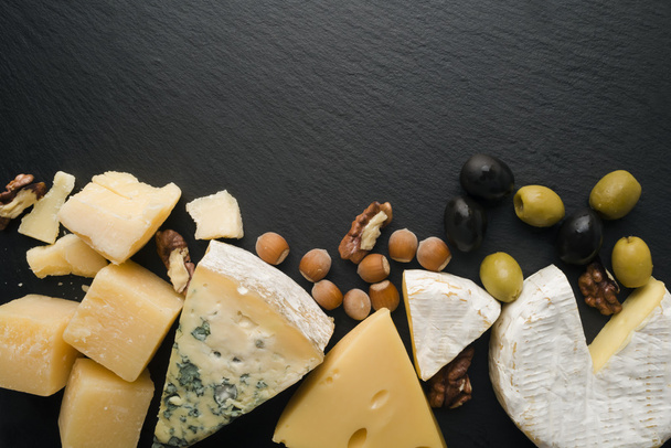 Different varieties of cheese and nuts - Foto, immagini