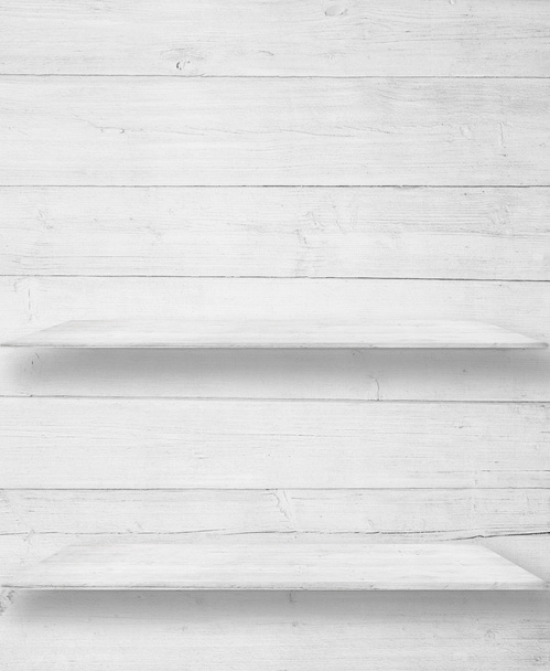 Wit houten muur met houten plank, tabel oppervlak - Foto, afbeelding