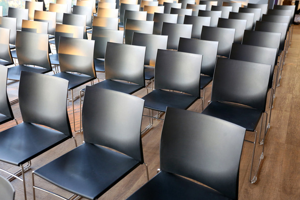 Σειρές από άδειες καρέκλες προετοιμασμένοι για μια εσωτερική εκδήλωση - Φωτογραφία, εικόνα