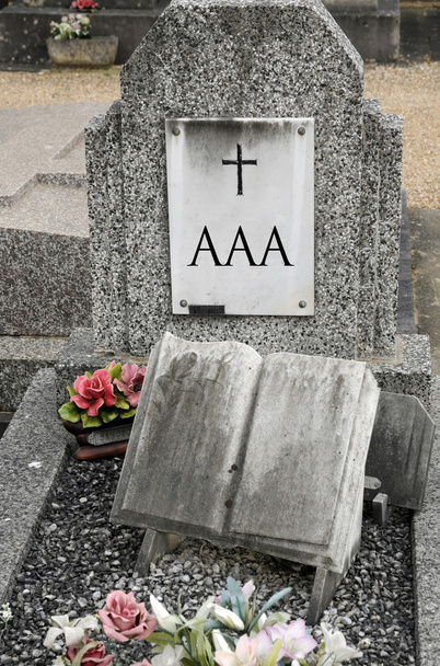 Triple A écrit sur une vieille tombe
 - Photo, image