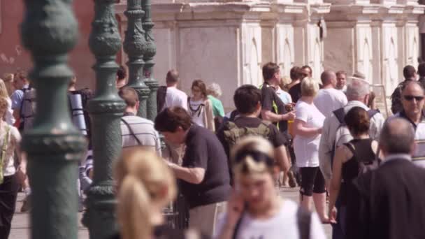Zpomalený záběr přeplněné chodník před Traghetto Ferrovia - Záběry, video