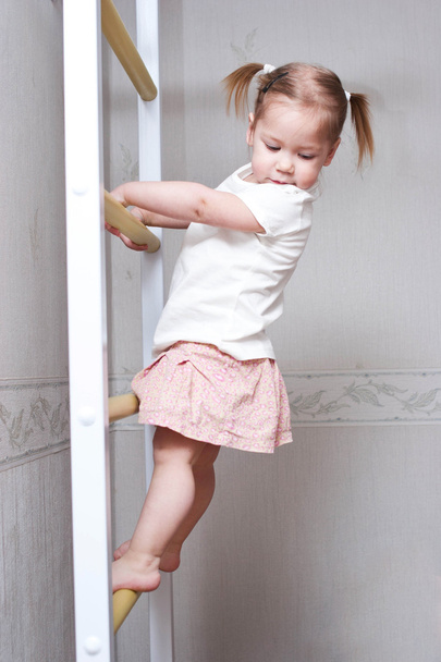 Girl climbing the stairs - Zdjęcie, obraz