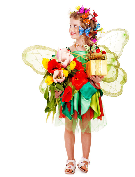 Дитина з квіткою і метеликом
. - Фото, зображення