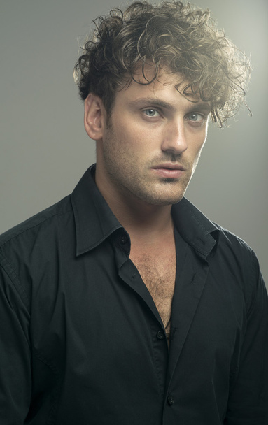 Portrait of a handsome man over grey background - Foto, Imagem