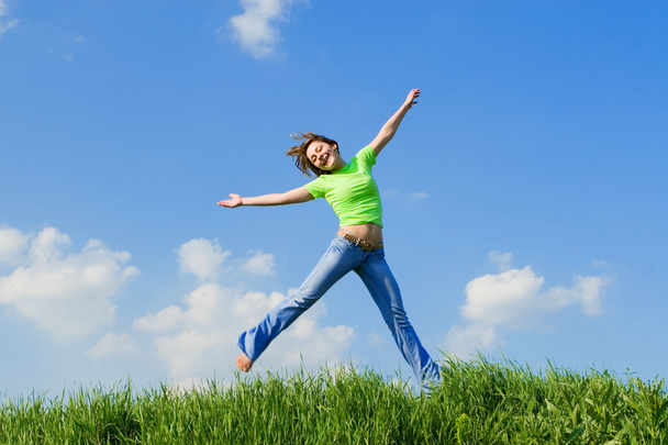 Ausdrucksstarke junge Frau springt - Foto, Bild
