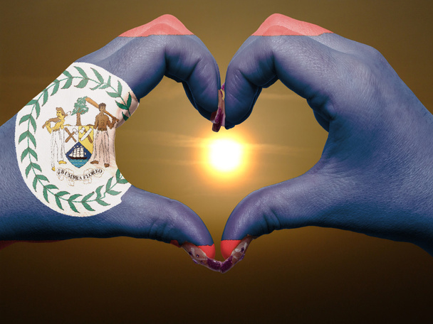 serca i miłości gest rękoma w kolorze flaga belize podczas być - Zdjęcie, obraz
