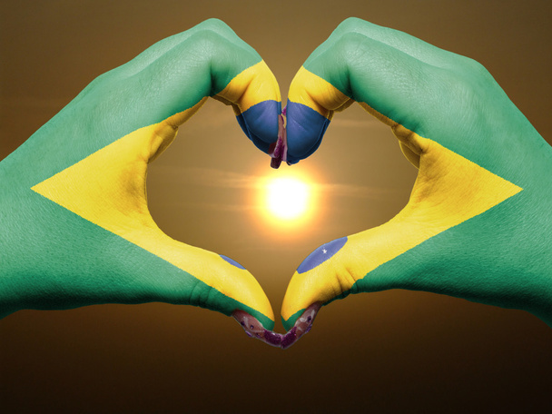 serca i miłości gest rękoma w kolorze flaga Brazylii podczas być - Zdjęcie, obraz