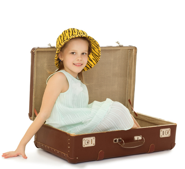 The girl sitting in suitcase - Φωτογραφία, εικόνα
