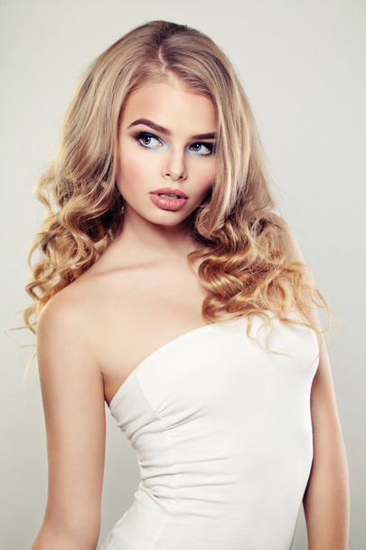 Sexy Fashion Model met Blond krullend kapsel - Foto, afbeelding