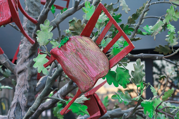 インストールを抽象化: 成長する木のスツール。装飾 - 写真・画像