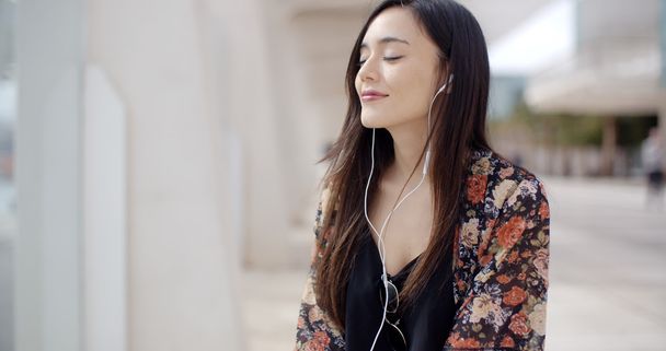 жінка ходить слухати музику на навушниках
 - Фото, зображення