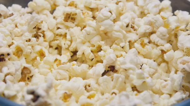 Popcorn, wlewając w zwolnionym tempie - Materiał filmowy, wideo