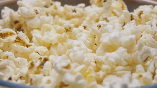 Popcorn kaatamalla hidastettuna
 - Materiaali, video