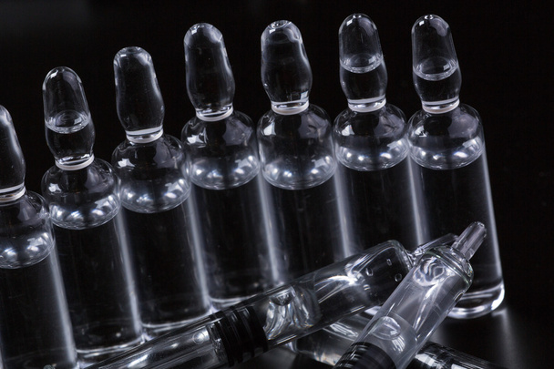  ampollas médicas sobre fondo negro - Foto, Imagen