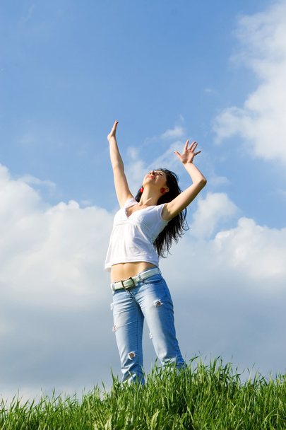 mutlu genç kadın hayalleri rüzgarları üzerinde uçmak için - Fotoğraf, Görsel