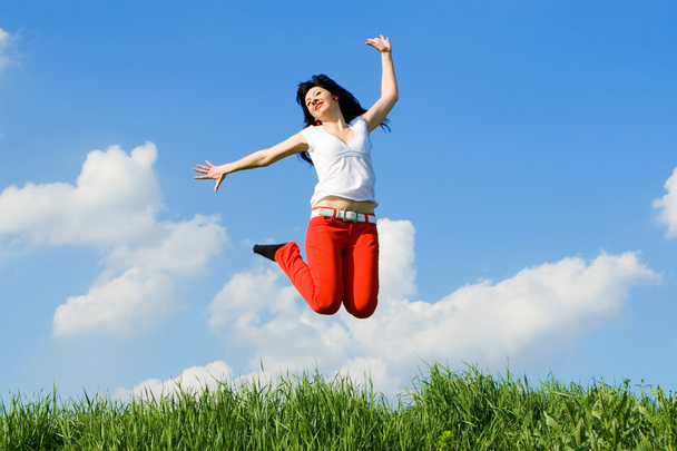 Kaunis nuori nainen hyppii
 - Valokuva, kuva