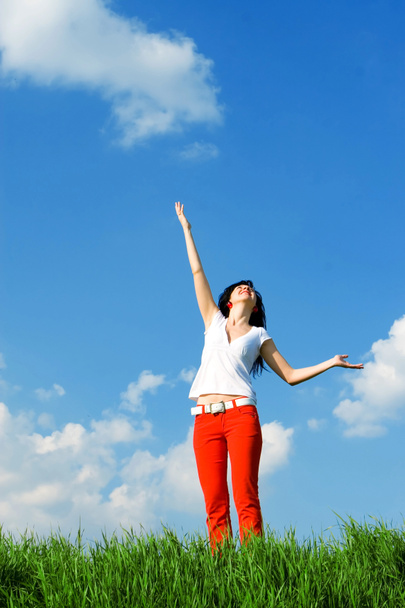 Молодая женщина мечтает летать на ветру
 - Фото, изображение