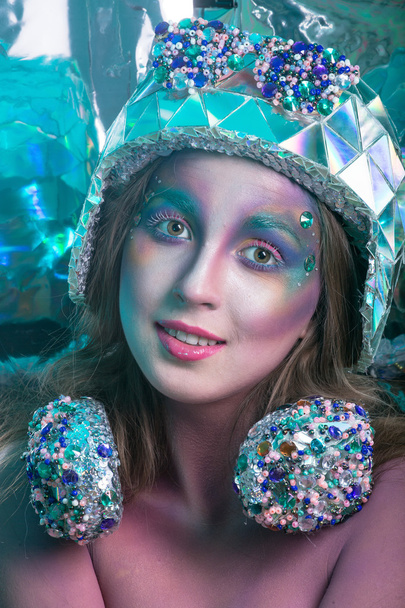  meisje in kunst lichaamsbeeld - musical het meisje in het hologram helme - Foto, afbeelding