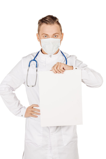 Médecin en manteau blanc avec stéthoscope et masque tenant b
 - Photo, image