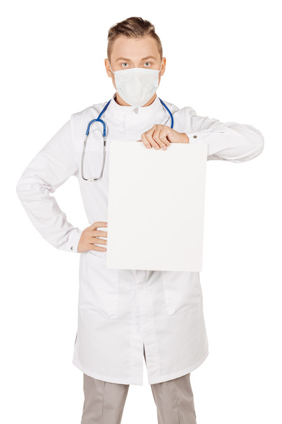 Medical doctor in white coat with stethoscope and mask holding b - Foto, imagen