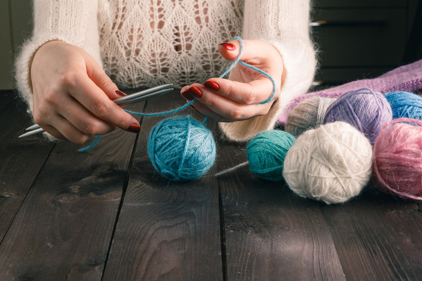 woman is knitting on a kitchen table - Foto, Imagem