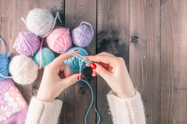 woman's hand knitting scarf, handcraft. - Foto, Imagem