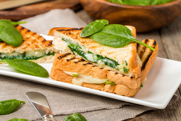sándwich con queso y espinacas  - Foto, imagen