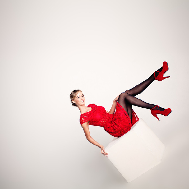 schöne Frau Mode Modell in rotem Kleid - Foto, Bild