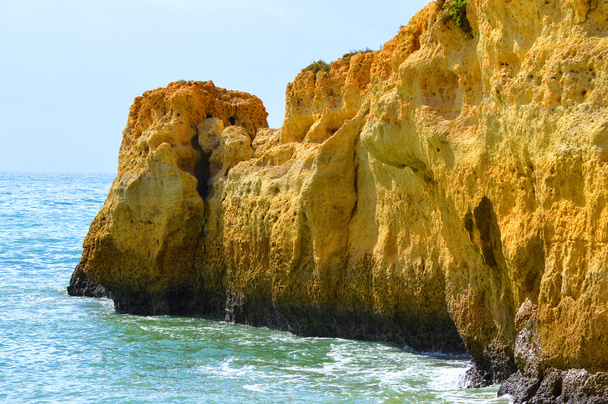 Algarve kıyısında Benagil sahilde muhteşem kaya oluşumları - Fotoğraf, Görsel