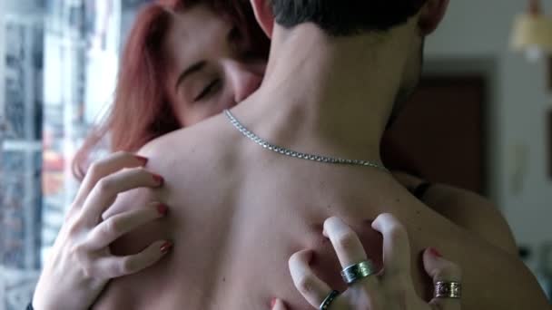 Frau kratzt einem jungen Mann in den Rücken - Filmmaterial, Video
