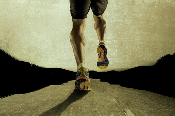 сильные спортивные ноги с разорванной телячьей мышцей молодого спортсмена, бегущего по гранж асфальтовой дороге
 - Фото, изображение