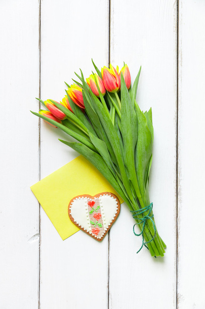 Печенье в форме сердца и цветы тюльпанов на День Святого Валентина
 - Фото, изображение