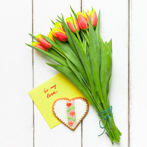 Biscotto a forma di cuore e fiori di tulipano per San Valentino
 - Foto, immagini