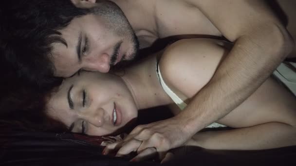Smyslná pár milování v posteli - Záběry, video