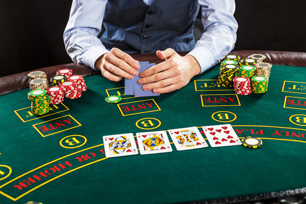 Lähikuva pokerinpelaaja pelikortteja ja pelimerkkejä
 - Valokuva, kuva