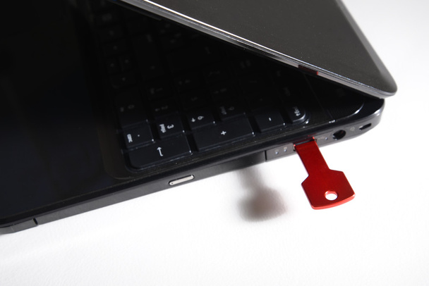 clé USB rouge sur le clavier noir
 - Photo, image