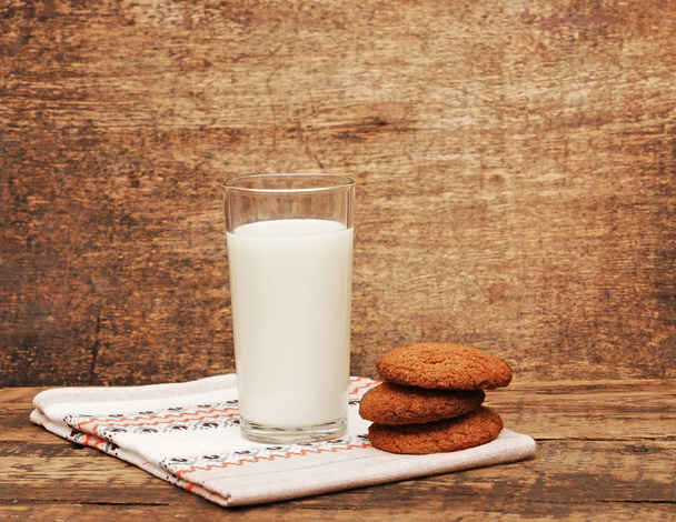 Fresh milk and cookies on wooden table - Фото, изображение